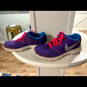 Girls Nike Sneakers 👟